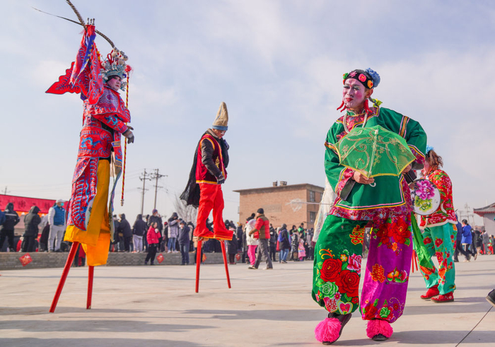 　　↑1月25日，民间艺人在河北省张家口市蔚县蔚州古城进行社火表演。新华社记者 范世辉 摄