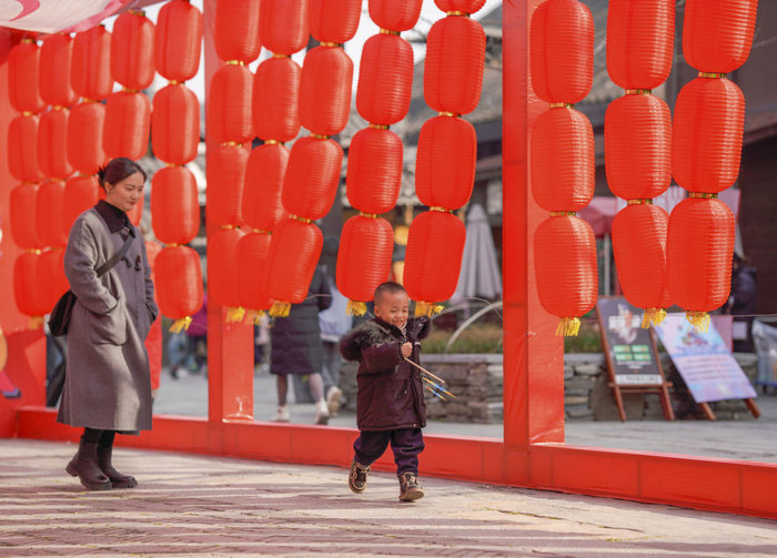 　　↑1月24日，游客在贵州省黔东南苗族侗族自治州丹寨县万达小镇庙会游玩。新华社发（杨胜贤摄）