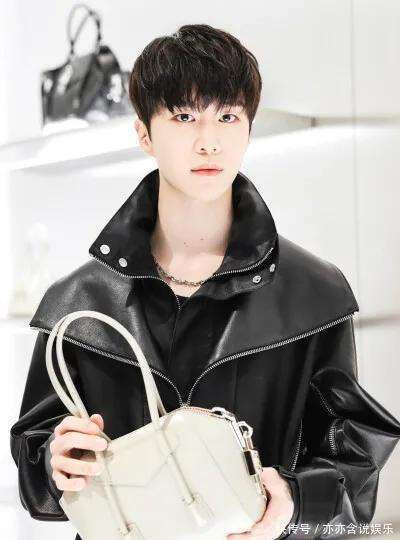  此外，在线下综艺的表现中，他与王鹤棣、刘耀文等组成了宇宙爆闪团，在某次录制现场，他们的魔性上车摇互动瞬间引爆了全场气氛，成为综艺节目的名场面之一。而与白鹿的默契合作，也再度点燃了观众的热情，为话题增添了不少热度。 影视的版图上，范丞丞的作品持续扩展。他主演的《千金不换》已经定档于5月1日上映，搭档马丽、乔杉共同演绎一段温情励志的故事，延续了他与这些演员之间的口碑合作。无论是在赛车赛道上的银幕表现，还是在综艺舞台上的活跃，亦或是从父子温情到励志人生的角色切换，范丞丞用一次又一次的突破，诠释了一个不断发光发热、破界的自我。 2026年马年，范丞丞不仅仅在荧幕上完成了新一轮的飞跃，他更是在娱乐圈中通过不断尝试与挑战，让自己的演艺事业进入了一个全新的高峰。