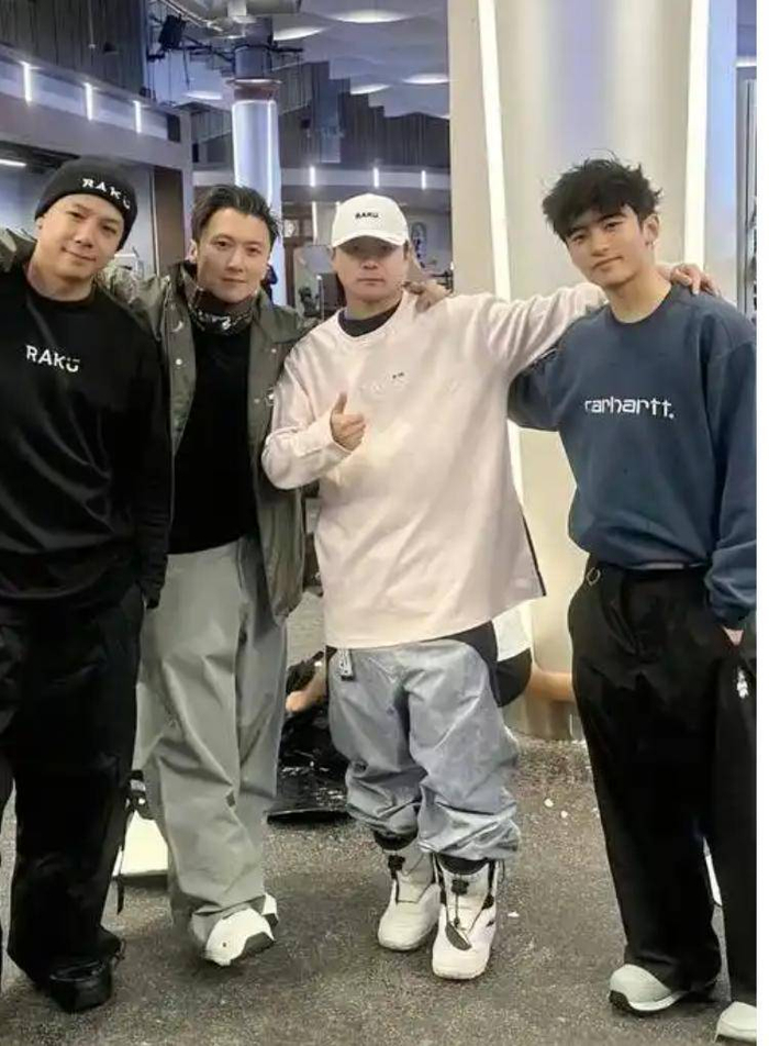  随着儿子们逐渐长大，谢霆锋也找机会和儿子们一起相处，带他们去滑雪，甚至一起去迪拜旅游。谢霆锋从小就开始出道，经历了恋爱、结婚和生子，一切看起来都顺理成章。如今，大儿子谢振轩已满18岁，进入了大学阶段，开始谈恋爱也是理所当然的事情。如果谢振轩真的开始了恋爱，估计谢霆锋也不会反对。毕竟，儿子已经成年，谈恋爱完全符合年龄的自然需求。现在的谢振轩已经和谢霆锋差不多高，身高达到了175到180厘米，五官硬朗，气质冷峻，穿衣风格和父亲的高度契合。网友纷纷称他为年轻版谢霆锋。面对镜头，他沉稳自信，毫不怯场，对记者和粉丝的礼貌回应展现了良好的家教。