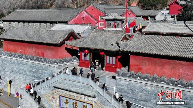五台山以崭新的面貌静待四海宾朋的到来。张睿容 摄