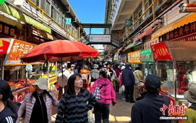 2月10日，昆明大观篆新农贸市场熙熙攘攘的人群。时文枝 摄