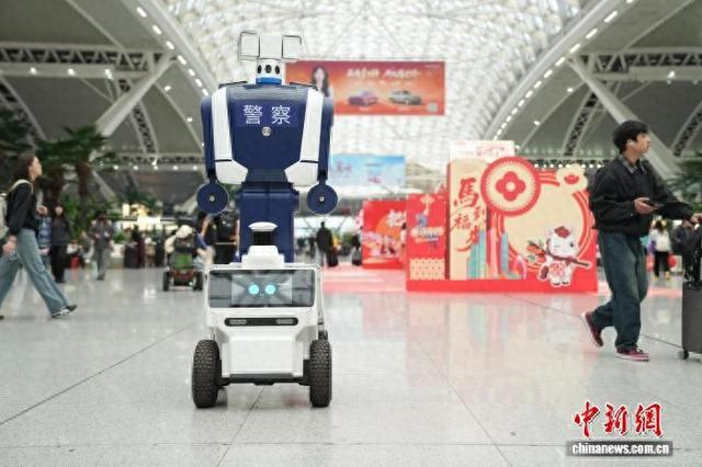 广州南站全新升级的智能警用巡逻机器人“小高”正在车站内巡逻。广州铁路公安处 供图