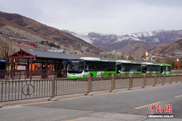 五台山进入春节假期模式，增百辆调度车备战客流。张睿容 摄