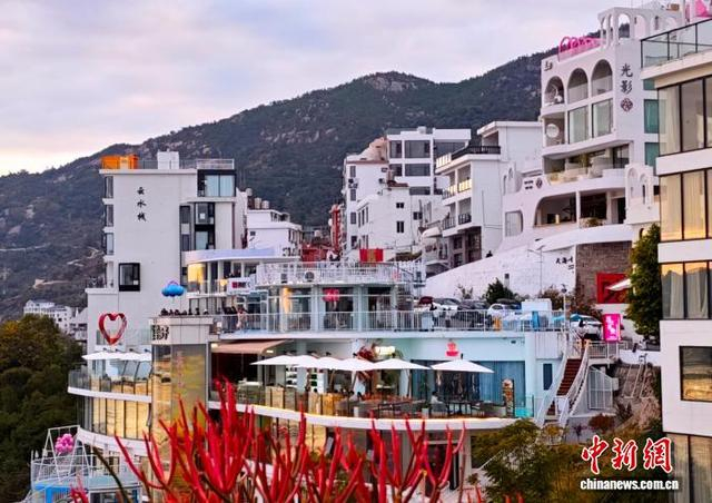 东壁村内民宿林立。吴允杰 摄