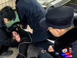 地铁天安门西站一乘客心脏骤停，路过医生紧急施救！