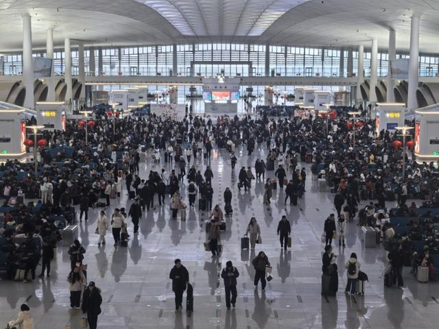 图为杭州西站候车室旅客候乘画面。祝泰郎 摄