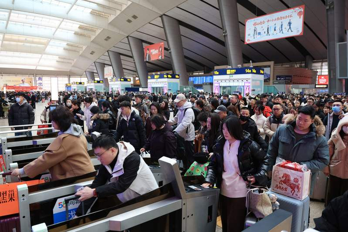 今天上午，旅客在北京南站检票乘车。新京报记者 王远征 摄