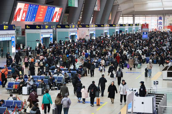 北京南站今天延续节前的出京客流高峰。新京报记者 王远征 摄