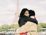 母親節JENNIE曬與媽媽合照 埃菲爾鐵塔下親密擁抱