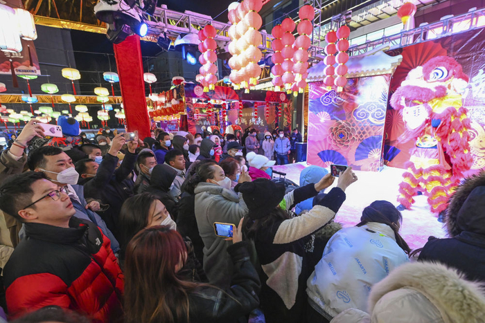 　　↑1月22日，市民在乌鲁木齐市水磨沟区七一东街观看文艺演出。新华社记者 丁磊 摄