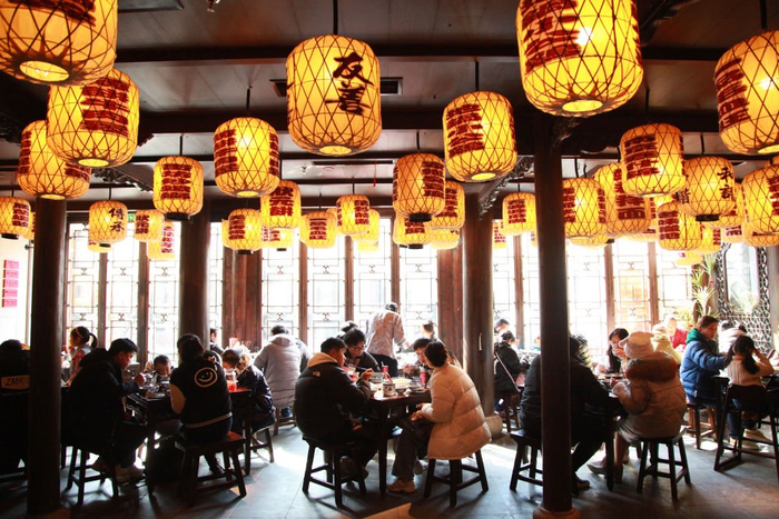 　　↑1月24日，顾客在南京老门东的一家餐厅品尝金陵风味美食。新华社发（刘建华 摄）