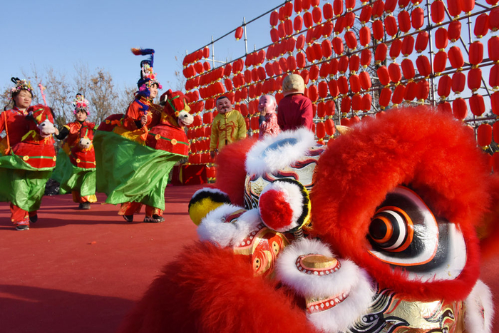 　　↑1月25日，演员在山东青岛西海岸新区藏马山民俗大庙会上表演。新华社记者 李紫恒 摄