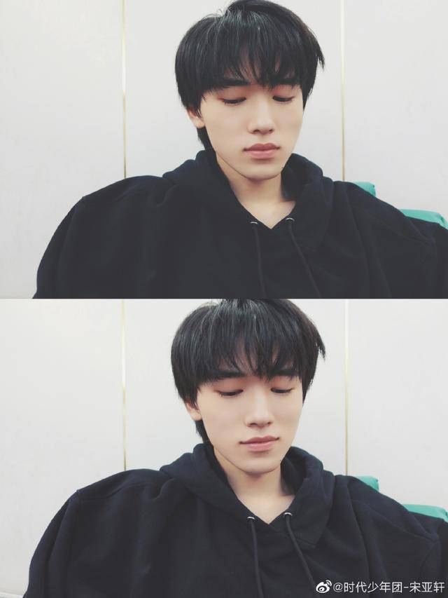 12日，宋亚轩在微博晒出九宫格怼脸自拍照，五官精致引粉丝尖叫。