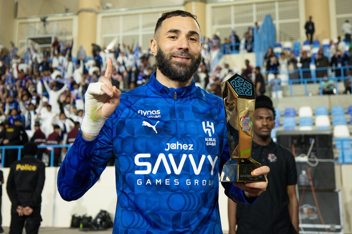 此前效力于吉达联合的本泽马转投利雅得新月