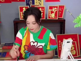 刘晓庆直播卖字忙着写不停！这字写的好漂亮！庆奶厉害了