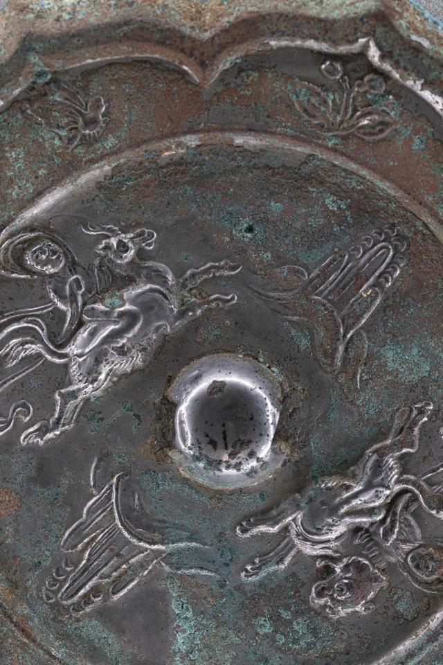 图23 “镜里千秋”展览展出两仙骑兽镜局部（范立摄影）