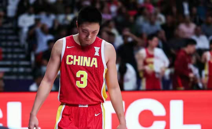 或许正如业内人士评价：“优秀的解说应当像球队第六人——既看得懂战术板，更读得懂球员心”。中国男篮的成长需要时间，而某些解说员的转型，或许比球队的进步更为迫切。