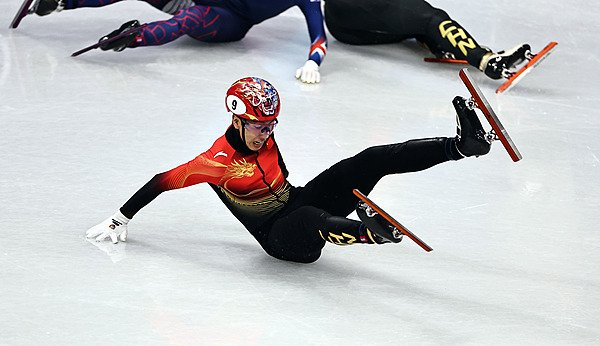 孙龙在男子1500米决赛中被冰刀割伤