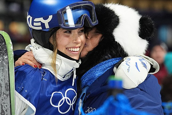 谷爱凌在场边与妈妈拥抱