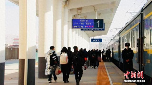 图为旅客们在茫崖站乘车。海西州融媒 供图