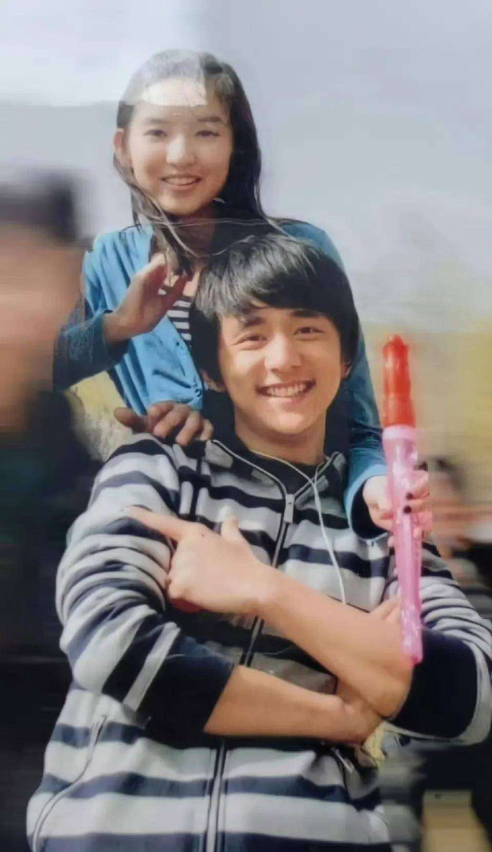  事实上，王玉雯和张新成是在2025年合作《舍不得星星》时认识的，关于他们是16年发小的说法其实是个误传。不过，这些细节并没有影响两人之间的深厚友谊。这次吐槽翻车反而让粉丝们看到了明星们最真实、最可爱的一面。王玉雯的工作室也迅速捕捉到了这个契机，巧妙地将她的迷糊形象变成了自己的标签，既没有回避自己的小失误，还成功地圈了一波粉丝。现在的观众早已对那些完美无缺的形象感到审美疲劳，反而这种真诚、自然的表现更能赢得人心。不得不说，王玉雯这波反向操作真的是大获全胜！