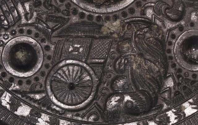 图12 “镜里千秋”展览展出东汉柏氏神人车马画像镜局部之一（范立摄影）