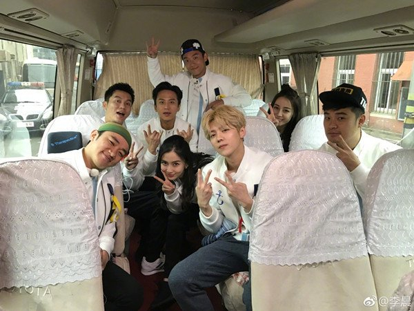4月24日，李晨在微博晒出八人合照。