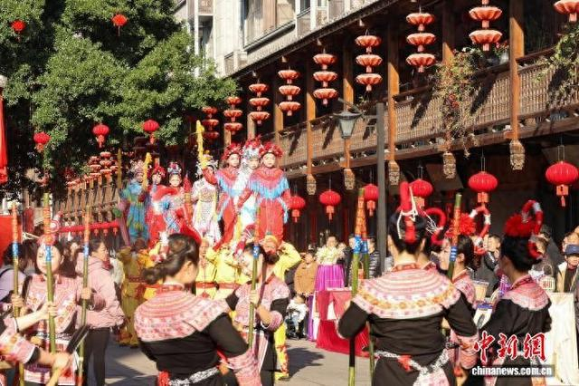 春节前夕，罗源县第二届“凤凰集”赶圩文化活动在后张溪尾历史文化街区举行。林志坚 摄