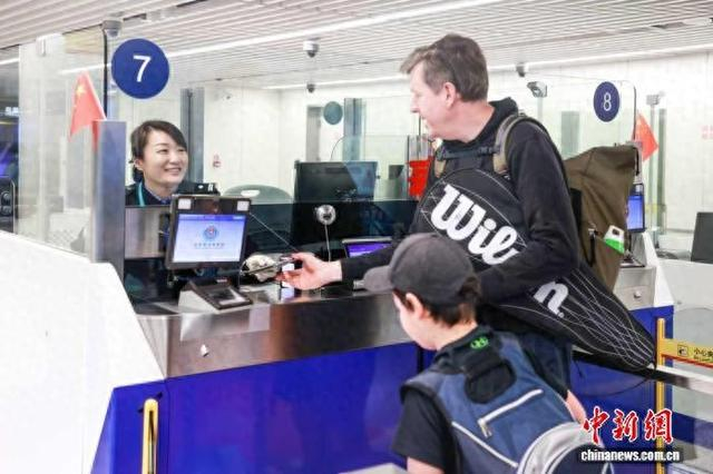 2月16日，美兰出入境边防检查站执勤民警为入境旅客快速办理通关手续。 孙浩戎 摄