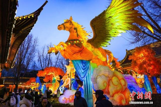 资料图：江苏南京，市民和游客在夫子庙欣赏彩灯。春节将至，各式彩灯次第亮起，光影交织，年味十足。中新社记者 泱波 摄