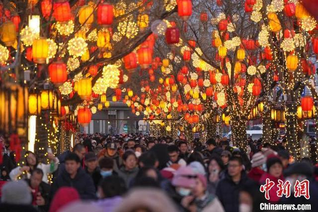 资料图：农历正月十五元宵节，民众在北京同庆街赏灯度元宵。中新社记者 张祥毅 摄
