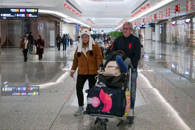 2026年2月14日，成都天府国际机场推着行李的外国游客。 中新社记者 刘忠俊 摄