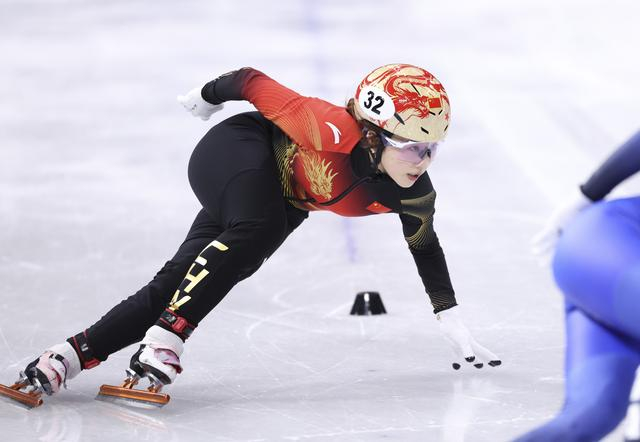 2月14日，中国选手杨婧茹在短道速滑女子1000米预赛中。新华社记者 陈益宸 摄