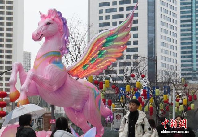 2月16日，江苏南京，造型各异的“马”随处可见，营造出浓浓的新春喜庆氛围。图为南京新街口马年生肖花灯。中新社记者 泱波 摄