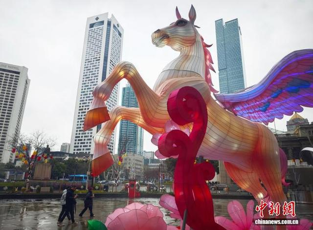 2月16日，江苏南京，造型各异的“马”随处可见，营造出浓浓的新春喜庆氛围。图为南京新街口马年生肖花灯。中新社记者 泱波 摄