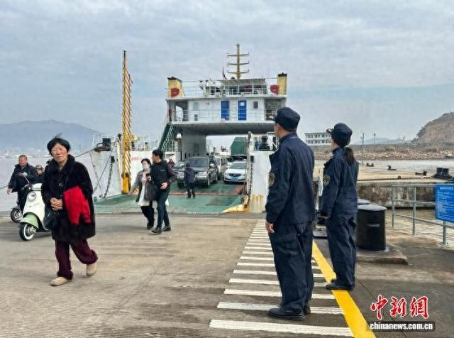 执法人员对重要车客渡口开展“站高峰”。浙江海事局供图