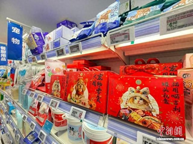 杭州一超市上新“宠物年夜饭”礼盒。 奚金燕 摄