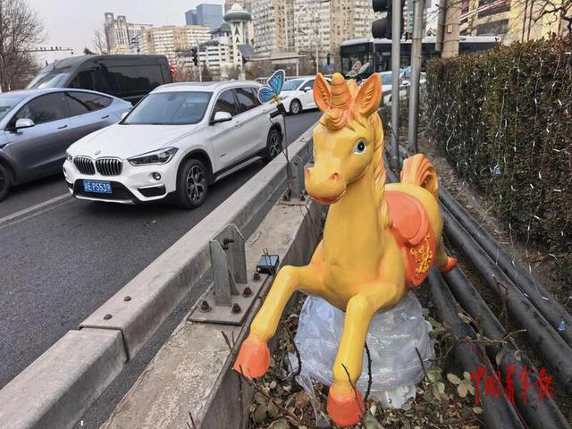 2月9日，北京东四十条环岛绿化带，放置着一个独角马的雕塑，一辆宝马车从旁边的公路上驶过。中青报·中青网记者 陈剑/摄