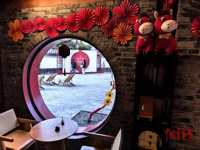2月14日，北京鼓楼，某咖啡店墙壁上放着“笑笑马”和“哭哭马”玩偶。中青报·中青网记者 陈剑/摄