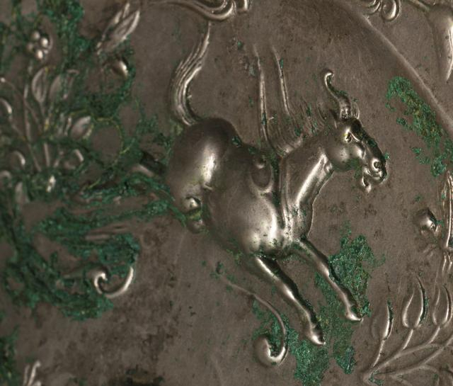 图21 “古代中国”基本陈列展出唐代双鸾双兽镜局部（范立摄影）