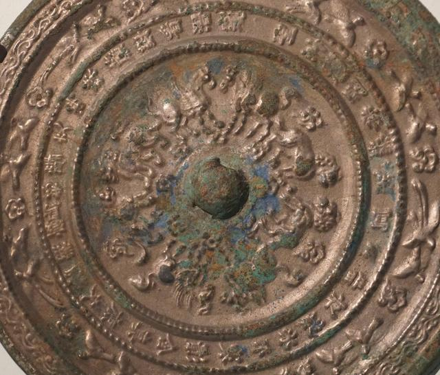 图19 “镜里千秋”展览展出隋至初唐狻猊天马镜局部（霍宏伟摄影）