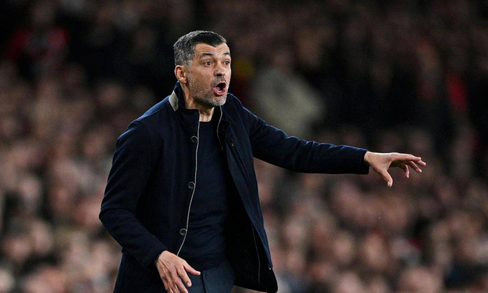 不管最后是波切蒂诺回来，还是德泽尔比上位，或者图多尔黑马留任，至少眼下热刺总算喘口气了。足球就这样残酷又带劲，谁也不知道下一场球会不会就是翻盘的开始。