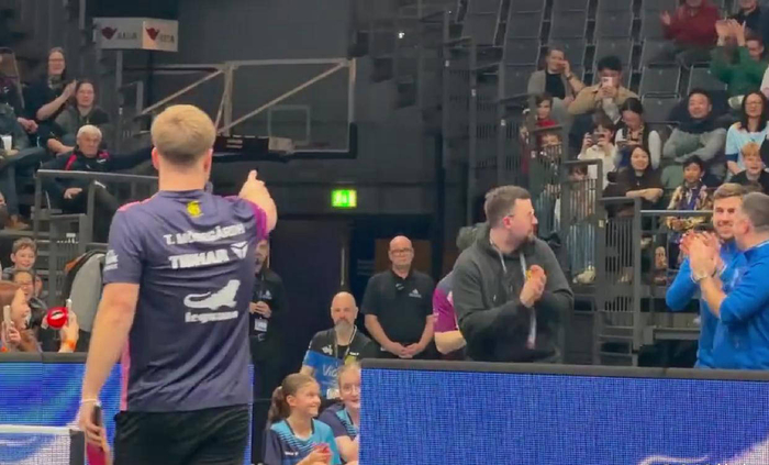 网友们对这轻松欢乐的一幕评价纷纷，有人留言：“小莫真会‘整活’，还要看东哥点头认可呢，太有爱了！”、“明显是在模仿达科，那个动作做得炉火纯青！”、“真是常务副冠军风范！”、“很难得能看到这么开心的比赛，给大家带来了不少欢笑。”、“谁不喜欢樊振东呢？”、“小莫这反手抽直线学得太像了，还马上指着东哥求表扬，太逗了！”、“小莫果然太喜欢东哥了吧，真是魔性又调皮。”还有网友打趣道：“樊神的笑容太感染人了，这场表演赛完美谢幕！”这一场甜蜜互动成为了此次欧冠赛场上的温馨亮点，令人难忘。