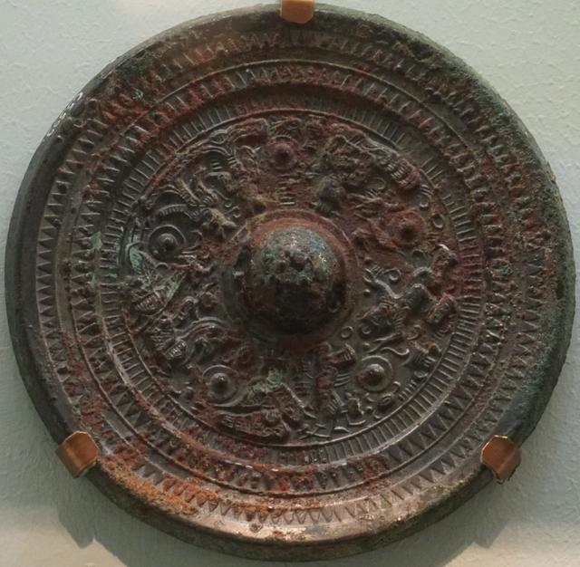 图18-1 “镜里千秋”展览展出东汉神人杂技画像镜（霍宏伟摄影）