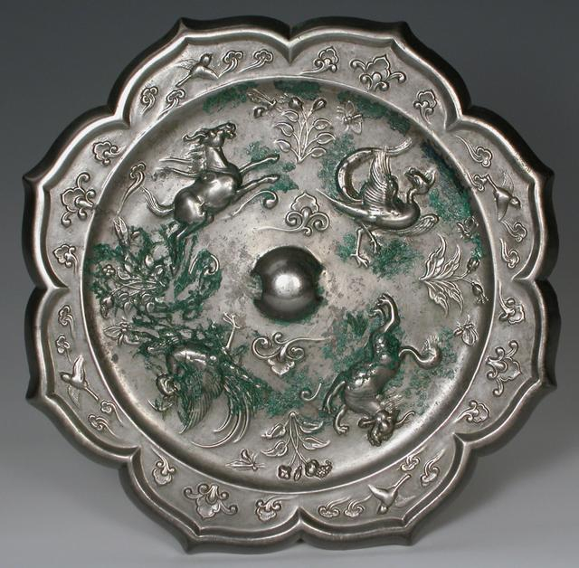 图20 国博藏唐代双鸾双兽镜（国博供图）