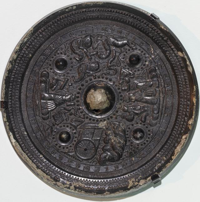 图11-1 “镜里千秋”展览展出东汉柏氏神人车马画像镜（范立摄影）