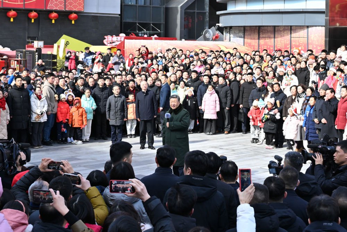 2026年2月9日至10日，中共中央总书记、国家主席、中央军委主席习近平在北京考察并看望慰问基层干部群众。这是10日上午，习近平在东城区隆福寺街区考察时，向全国各族人民和香港同胞、澳门同胞、台湾同胞、海外侨胞致以美好的新春祝福。新华社记者 殷博古 摄