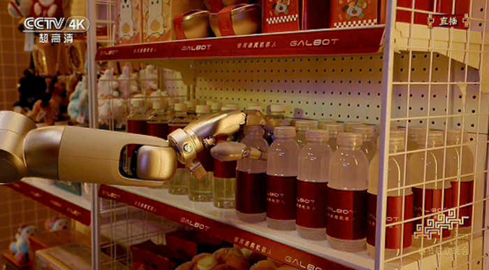 银河通用机器人货架取货。央视新闻截图