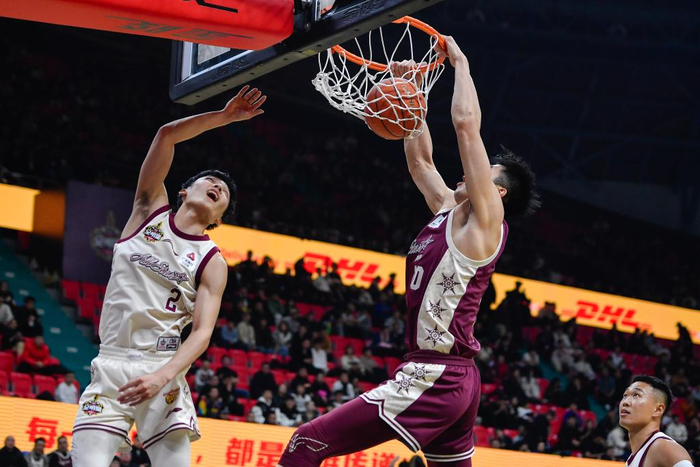 3月2日，北区明星队球员邹雨宸（右）在比赛中扣篮。新华社记者 许畅 摄